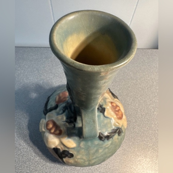 Roseville Pottery Magnolia Vase, Double Handle, Blue Version, 179-7, 1943 - Picture 4 of 7